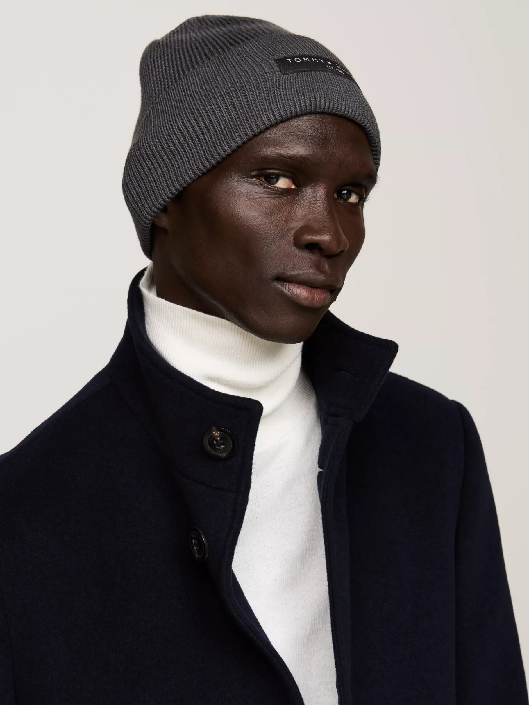 Tommy Hilfiger Beanie mit Umschlag und Logo-Patch DARK GREY Online