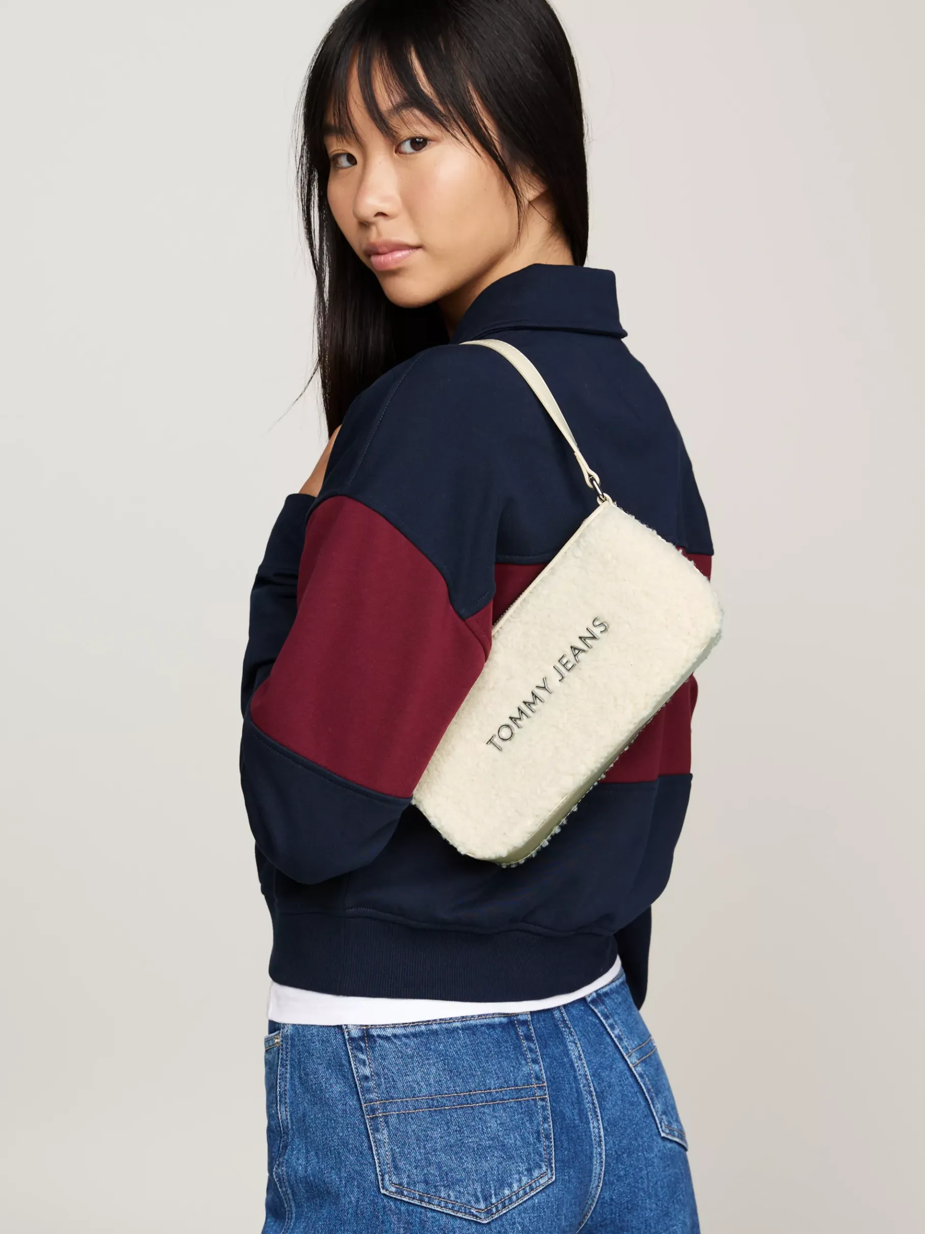 Tommy Hilfiger Essential Schultertasche aus Sherpa mit Logo NEWSPRINT Best Sale