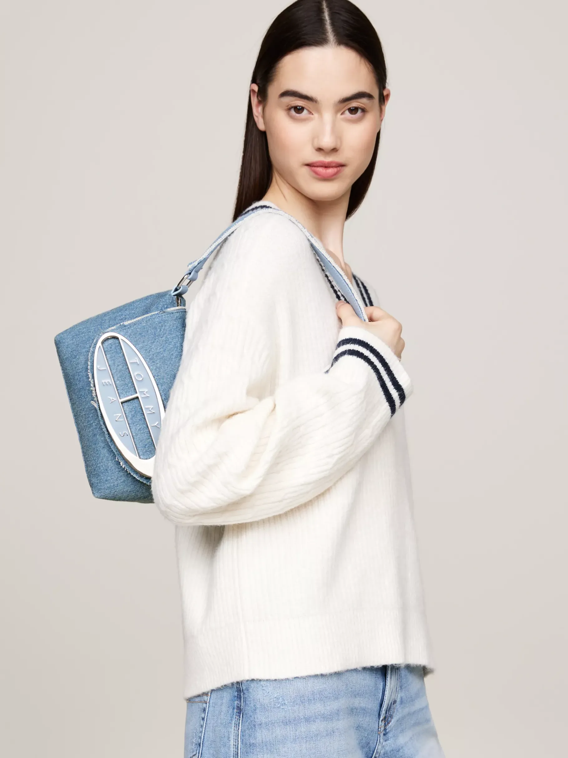 Tommy Hilfiger Exclusive Denim-Schultertasche mit Origin-Emblem LIGHT BLUE DENIM Sale