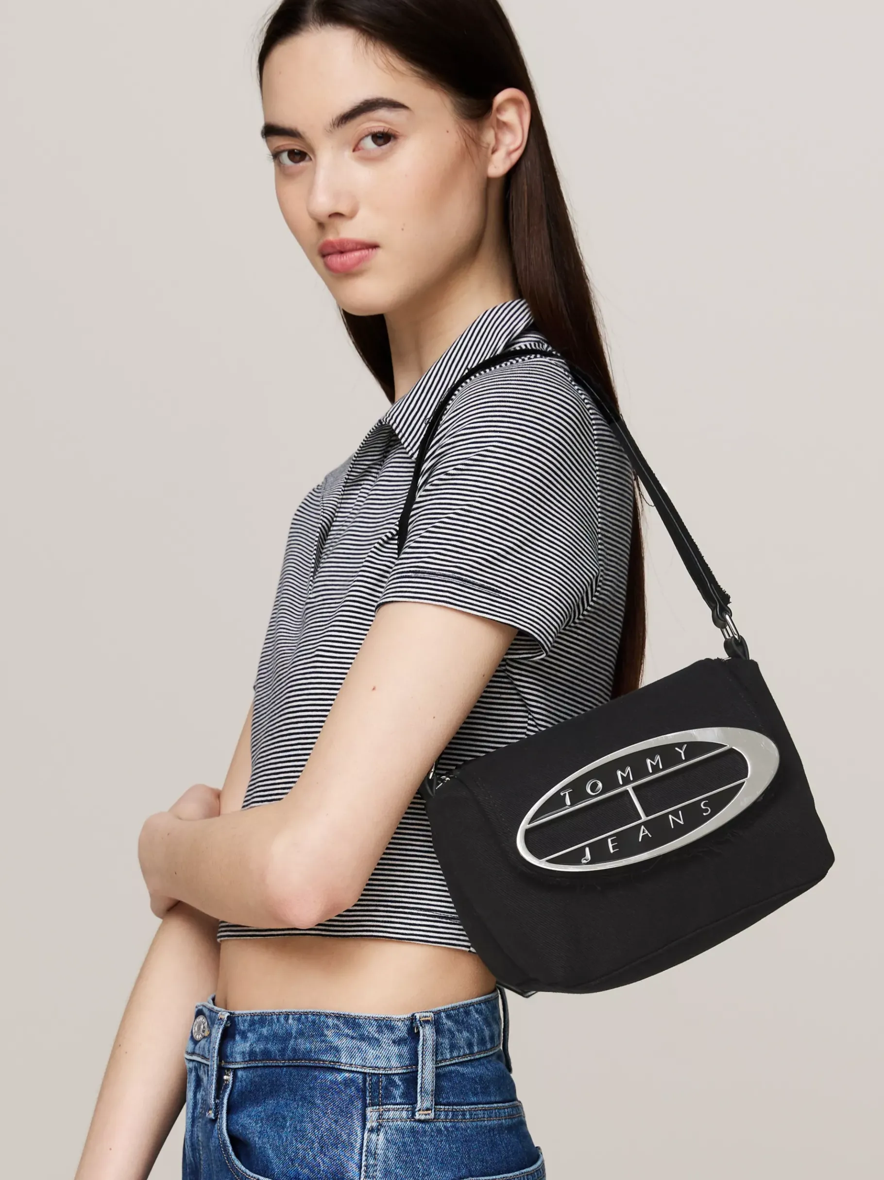 Tommy Hilfiger Exclusive Denim-Schultertasche mit Origin-Emblem BLACK Online