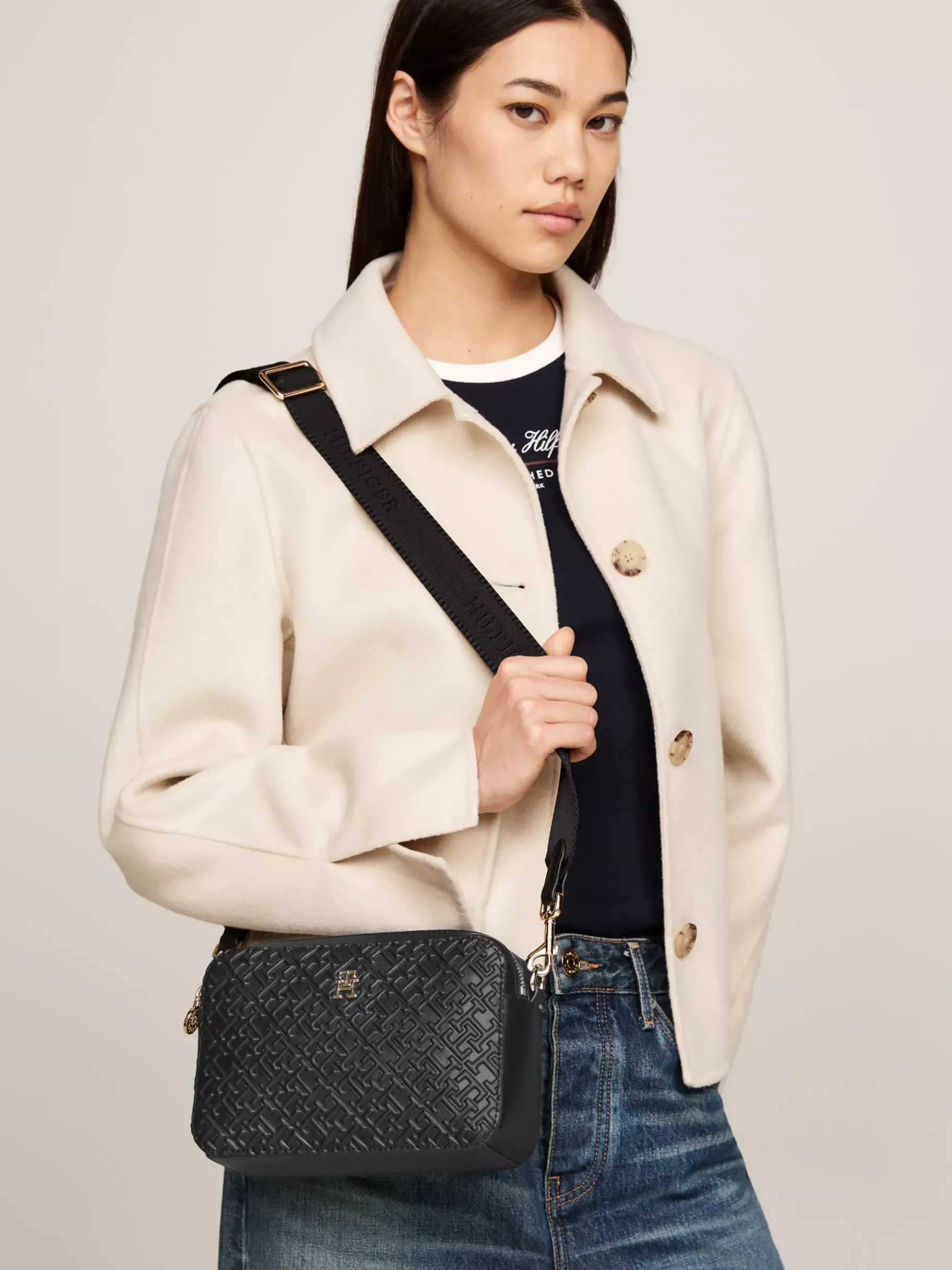 Tommy Hilfiger Kameratasche mit geprägten TH-Monogrammen BLACK Flash Sale