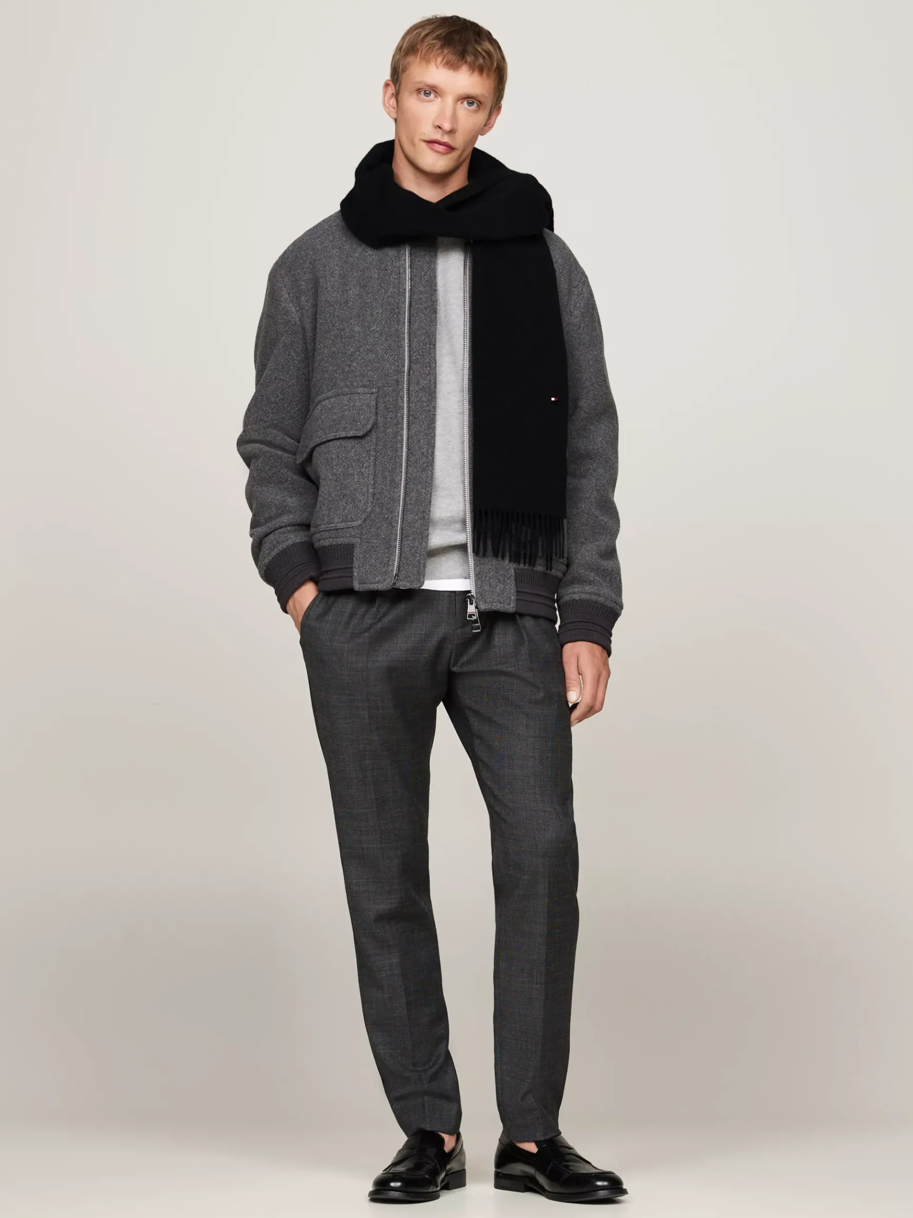 Tommy Hilfiger Kaschmirschal mit Emaille-Flag und Fransen BLACK Fashion