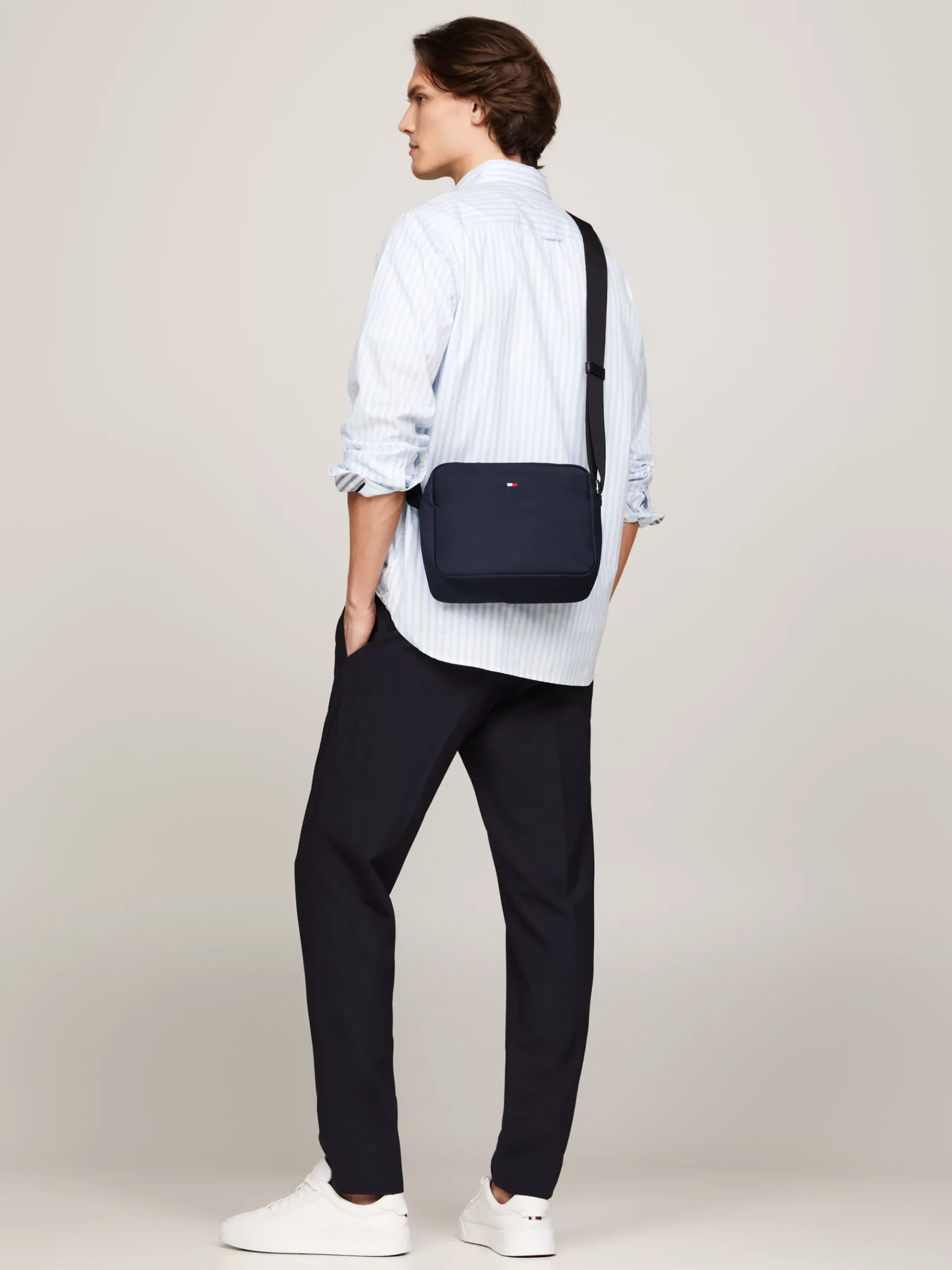 Tommy Hilfiger Kleine Kuriertasche mit Logo-Patch SPACE BLUE Outlet