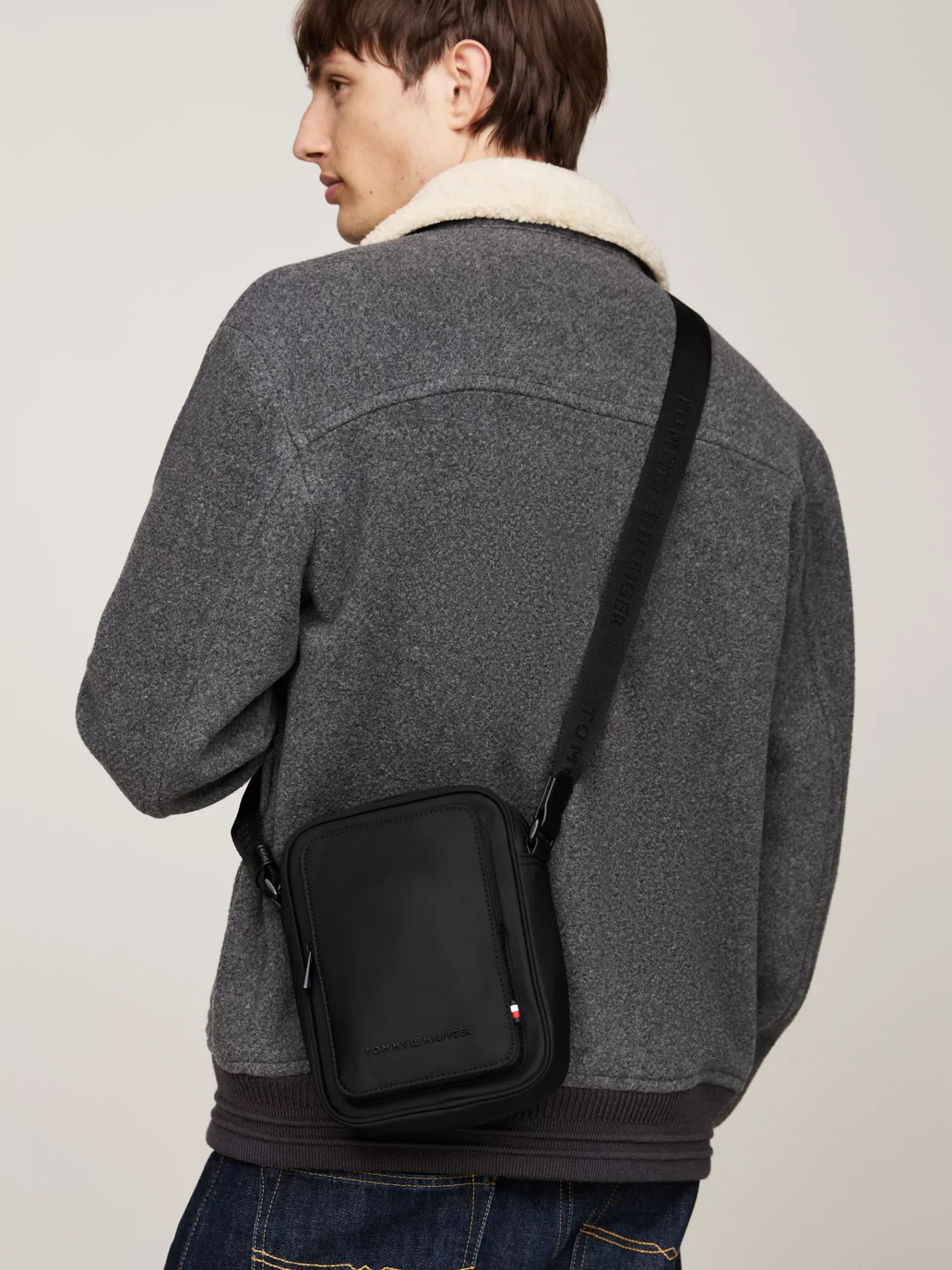 Tommy Hilfiger Kleine Reportertasche mit Struktur und Logo BLACK New