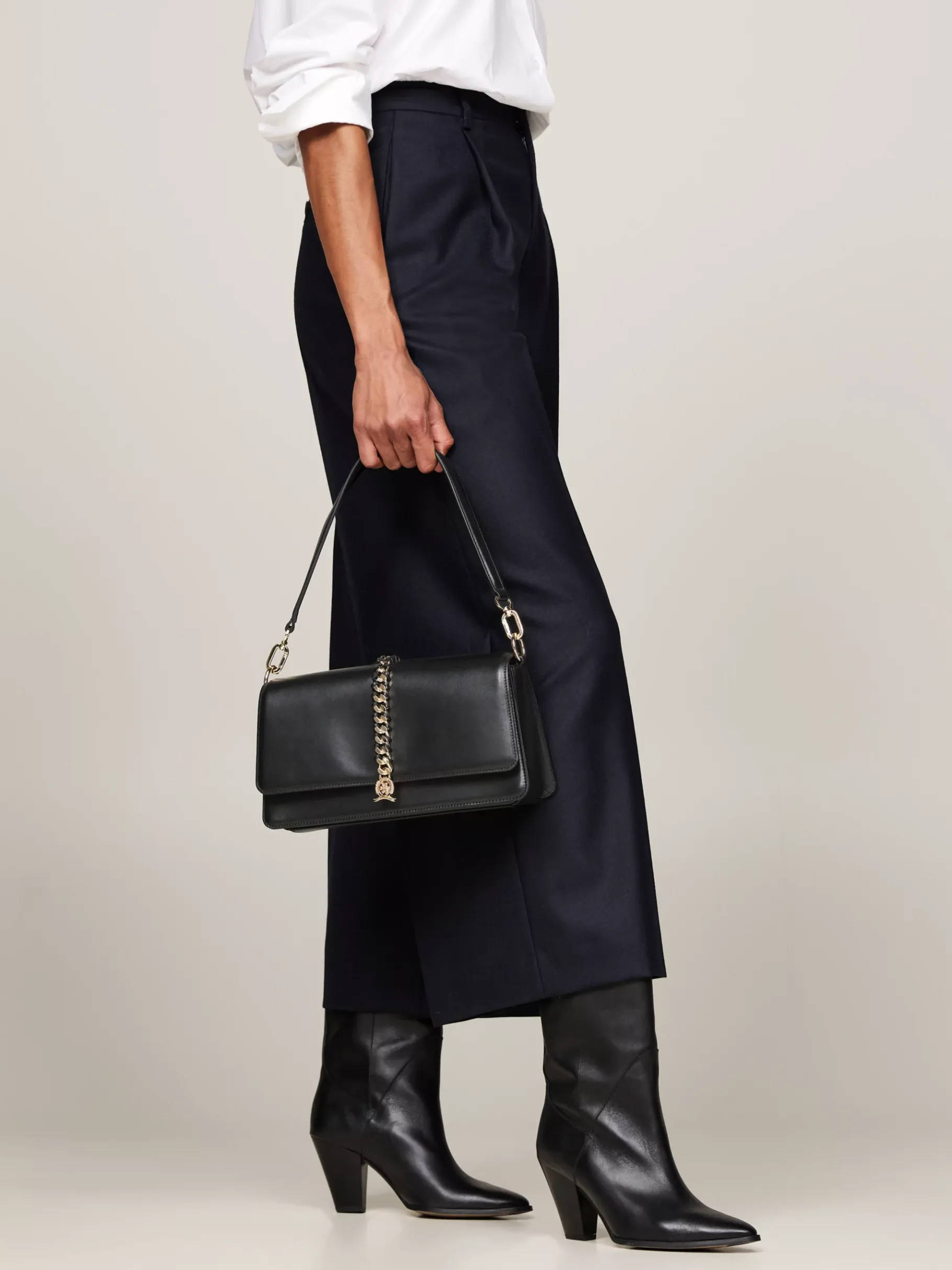 Tommy Hilfiger Leder-Schultertasche mit Kette BLACK Sale