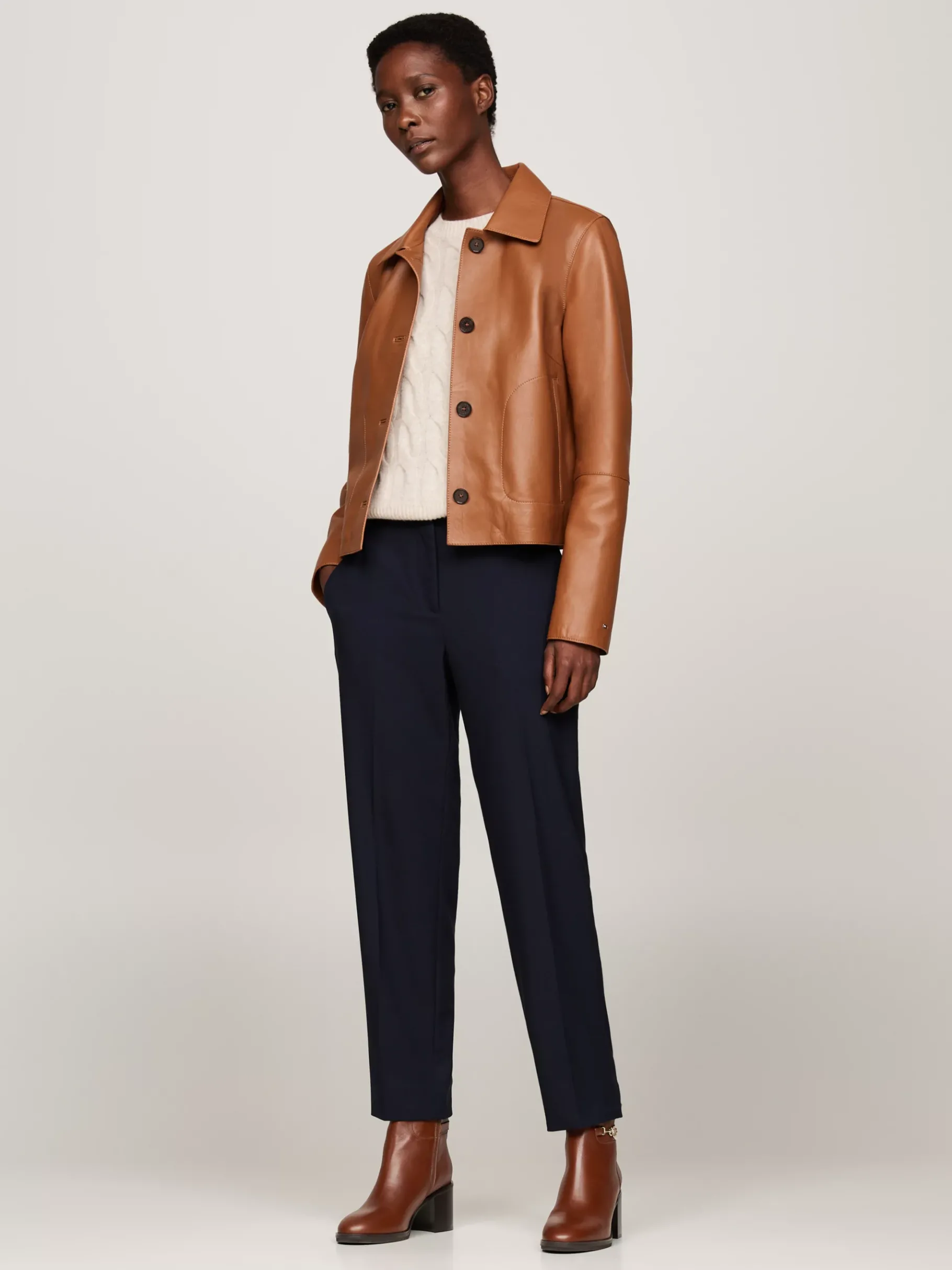 Tommy Hilfiger Lederstiefel mit Kettendetail und Blockabsatz COGNAC BROWN Shop