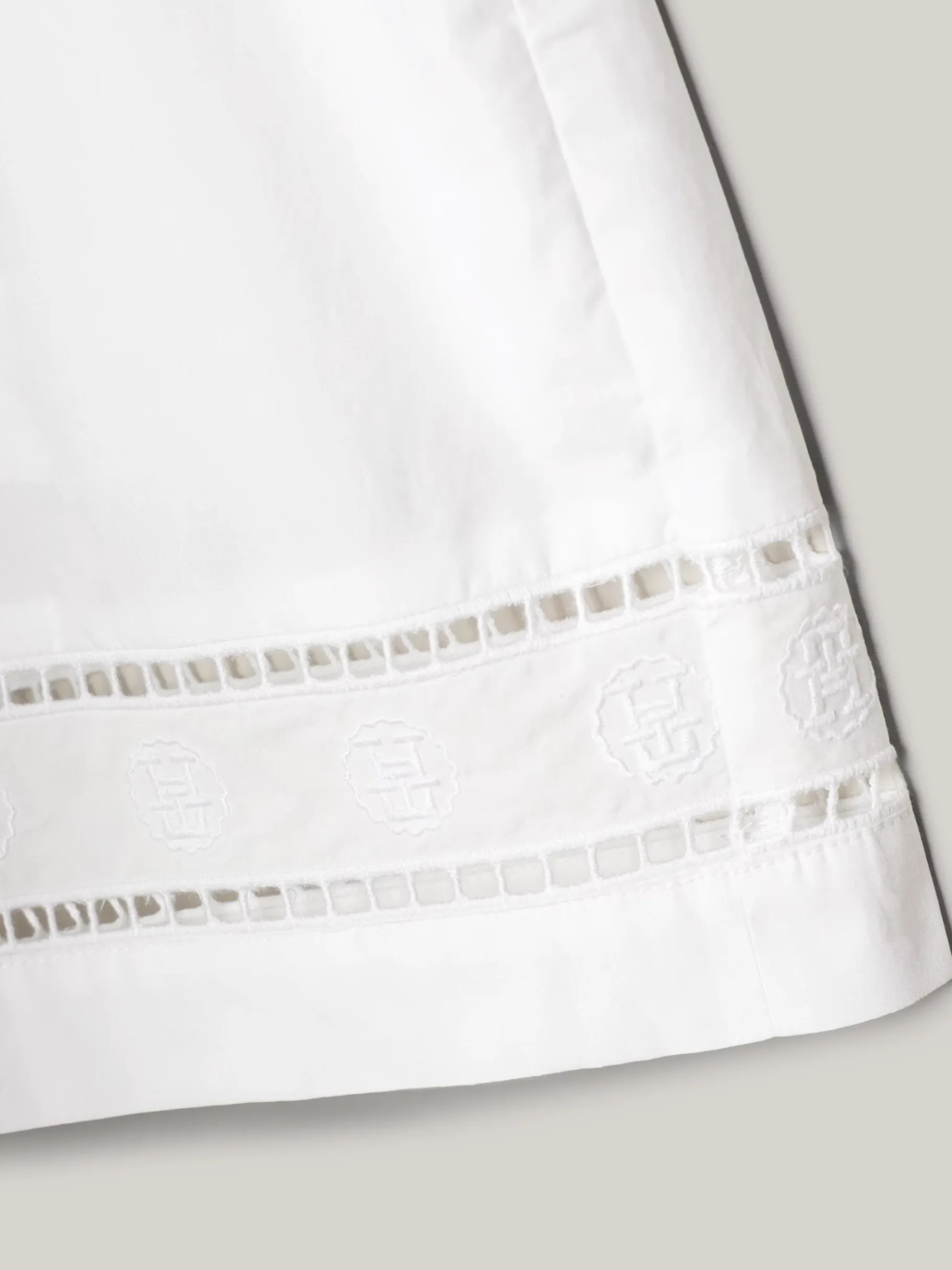 Tommy Hilfiger Relaxed Fit Shorts mit TH-Monogrammen TH OPTIC WHITE Flash Sale