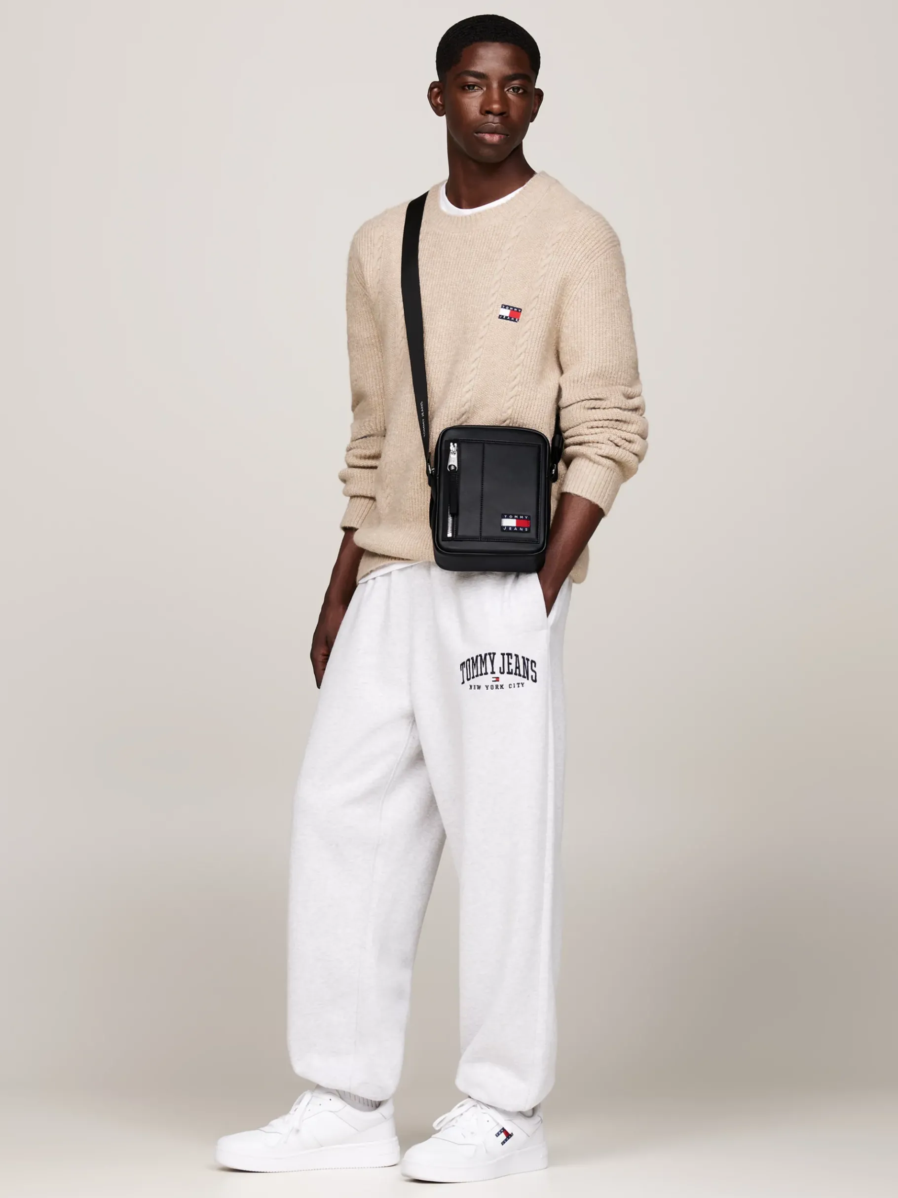 Tommy Hilfiger Reportertasche mit Gurtband-Riemen und Badge BLACK Store