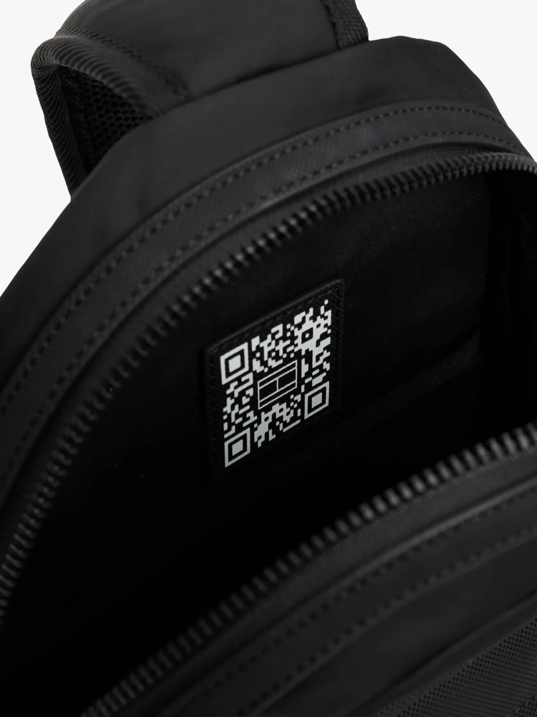 Tommy Hilfiger Slingbag mit Metall-Logo BLACK Discount