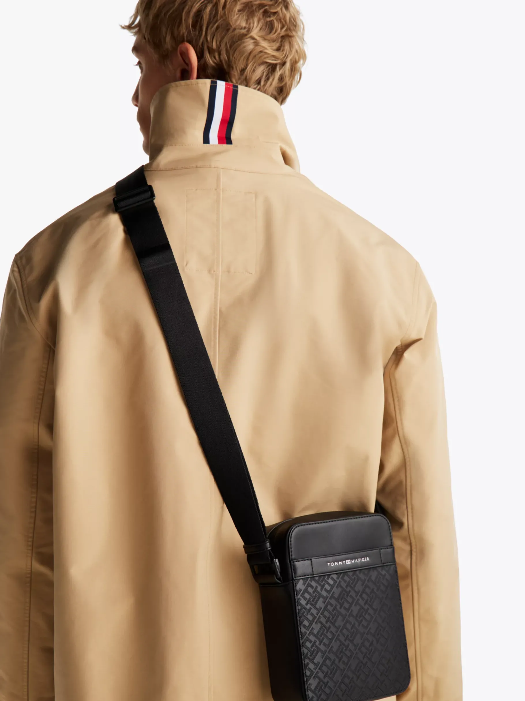 Tommy Hilfiger TH Monogram strukturierte Reportertasche BLACK Store