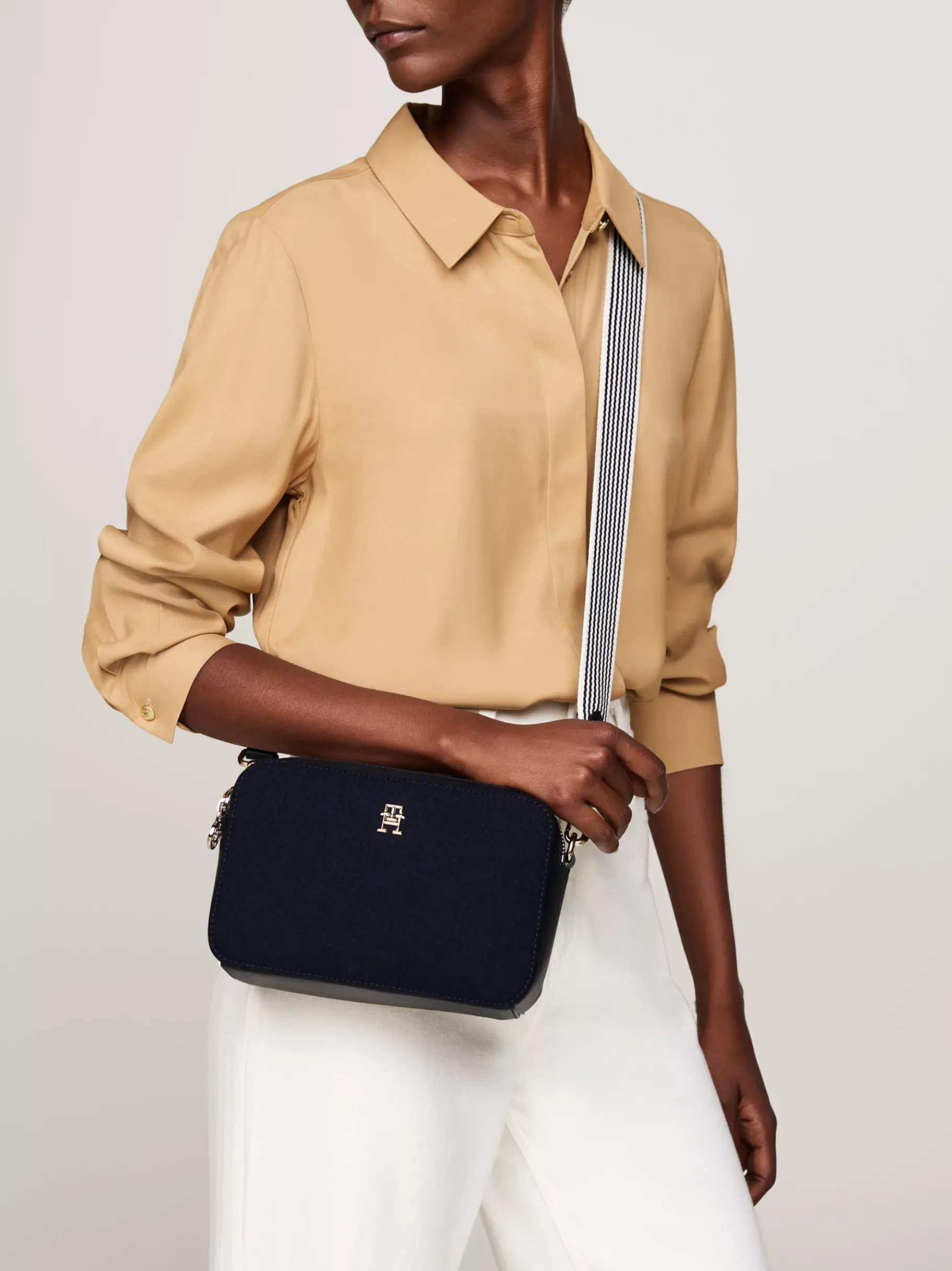 Tommy Hilfiger Wollmix-Kameratasche mit TH-Monogramm SPACE BLUE Flash Sale